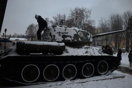 Нижний Новгород. Памятник танку Т-34-85 на территории кремля.