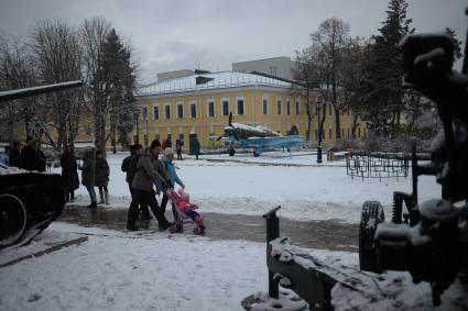 Нижний Новгород. Экспозиция военной техники на территории кремля.