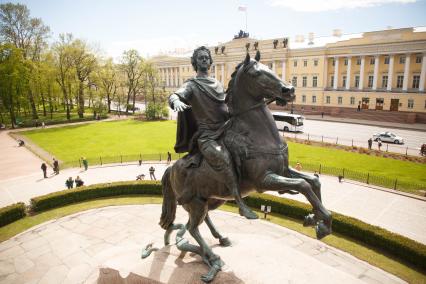 Санкт-Петербург. Вид на памятник Петру I `Медный всадник` и здание Конституционного суда РФ  на Сенатской площади.