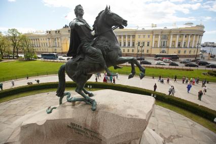 Санкт-Петербург. Вид на памятник Петру I `Медный всадник`  на Сенатской площади.