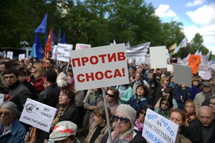 Москва. Участники  митинга на улице Вавилова против сноса пятиэтажек.