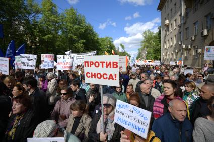 Москва. Участники  митинга на улице Вавилова против сноса пятиэтажек.