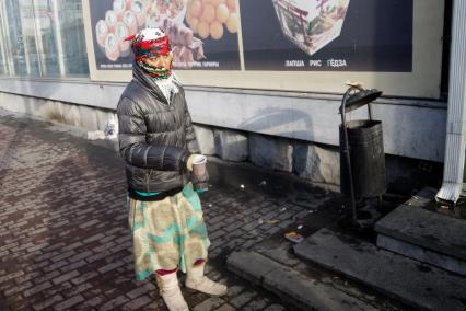 Екатеринбург. Цыганка просит милостыню у входа в заведение общественного питания