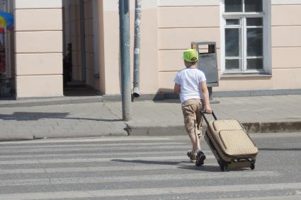 Екатеринбург. Мальчик с чемоданом переходит дорогу