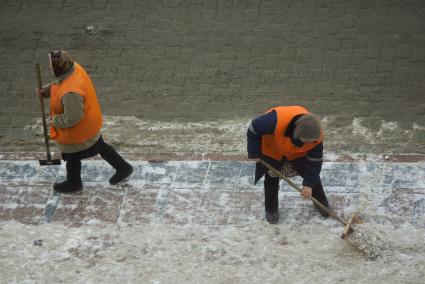 Екатеринбург. Женщины-дворники чистят тротуат от снега
