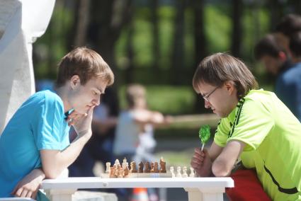 Екатеринбург. Мужчины играют в шахматы в парке