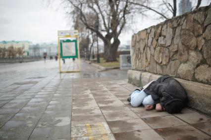 Екатеринбург. Бомж спит на улице в центре города