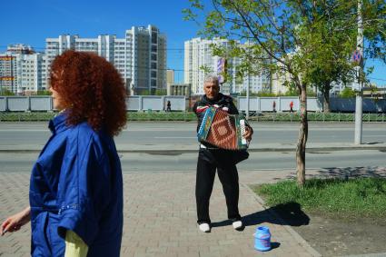 Екатеринбург. Мужчина-инвалид одной рукой играет на баяне