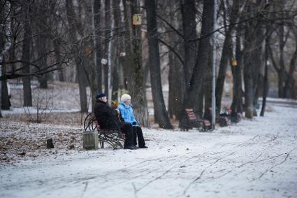 Екатеринбург. Пенсионеры в парке