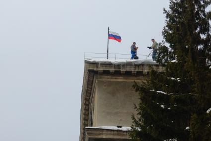 Екатеринбург. Рабочие чистят крышу УрФУ (Уральский Федеральный университет) от снега