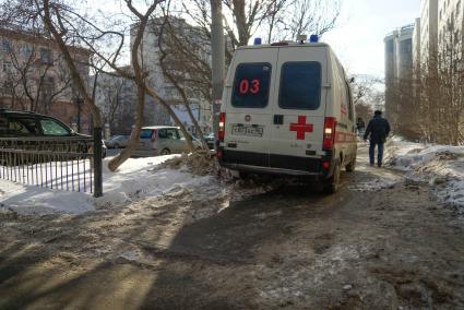 Екатеринбург. Машина скорой медицинской помощи выезжает из сугроба на тротуаре