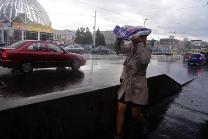 Екатеринбург. Девушка прикрывается пакетом от дождя