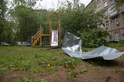 Москва.  Последствия урагана в городе.