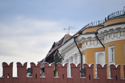 Москва. Крыша Сенатского Дворца в Кремле, поврежденная ураганом.