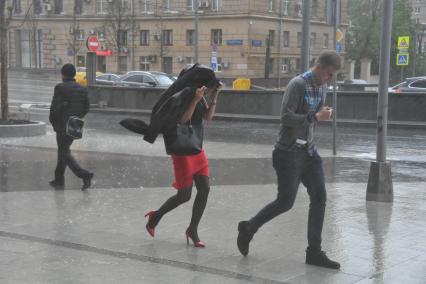 Москва. Молодые люди во время урагана на одной из улиц города.