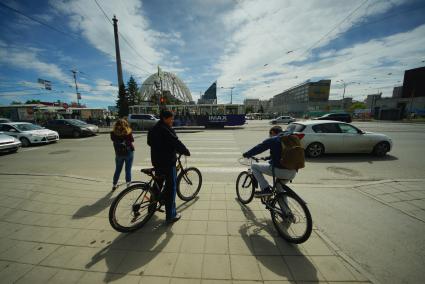 Екатеринбург. Подростки на велосипедах у пешеходного перехода