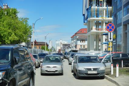 Екатеринбург. Автомобили припаркованы под дорожным знаком \'стоянка и остановка запрещена\'