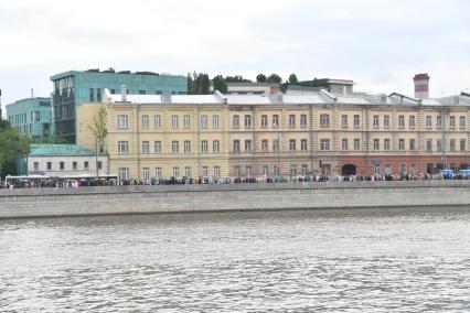 Москва.  Очередь на Пречистенской набережной  к Храму Христа Спасителя, где находится ковчег с мощами святителя Николая Чудотворца.