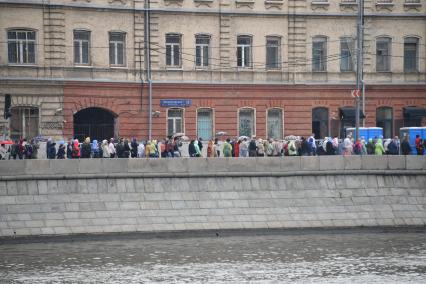 Москва.  Очередь на Пречистенской набережной  к Храму Христа Спасителя, где находится ковчег с мощами святителя Николая Чудотворца.