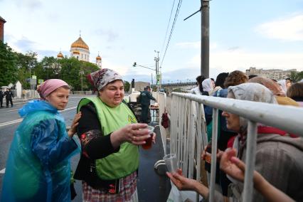 Москва.  Православные добровольцы  раздают горячий чай на Пречистенской набережной, где стоит очередь  к Храму Христа Спасителя  с мощами святителя Николая Чудотворца.