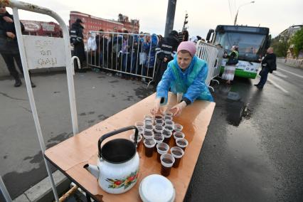 Москва.  Православные добровольцы  раздают горячий чай на Пречистенской набережной, где стоит очередь  к Храму Христа Спасителя  с мощами святителя Николая Чудотворца.