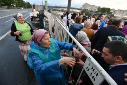 Москва.  Православные добровольцы  раздают горячий чай на Пречистенской набережной, где стоит очередь  к Храму Христа Спасителя  с мощами святителя Николая Чудотворца.