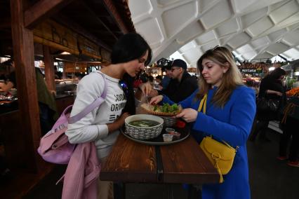 Москва.  Посетительницы  в одном из кафе Даниловского рынка.