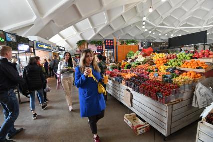 Москва. Продажа овощей и фруктов на Даниловском рынке.