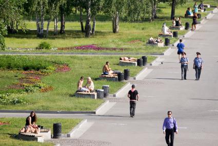 Екатеринбург. Горожане на скамейках в перке во время сильной жары