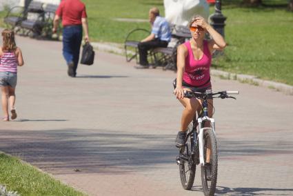 Екатеринбург. Девушка на велосипеде в парке