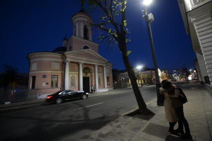 Москва.  Молодые люди целуются на улице Большая Ордынка .