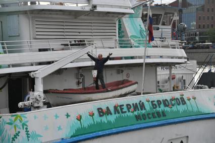 Москва.  Рабочий в лодке  на борту  теплохода `Валерий Брюсов` , на котором идет демонтаж оборудования.