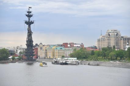 Москва.  Теплоход `Валерий Брюсов` на Крымской набережной.