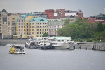 Москва.  Теплоход `Валерий Брюсов` на Крымской набережной.