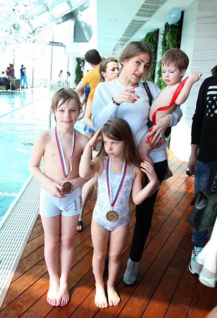 Диск188. День рождения Wellness Club NEBO. Олимпийский утренник. 2015. На снимке: телеведущая Юлия Барановская с детьми