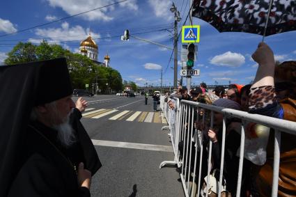 Москва. Верующие стоят в очереди на Пречистенской набережной к храму Христа Спасителя, где находится ковчег с мощами святителя Николая Чудотворца.