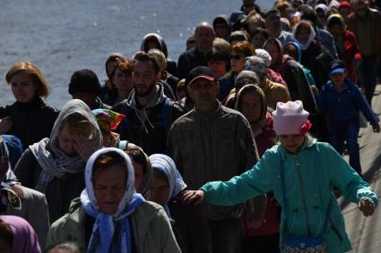 Москва. Верующие стоят в очереди на Пречистенской набережной к храму Христа Спасителя, где находится ковчег с мощами святителя Николая Чудотворца.