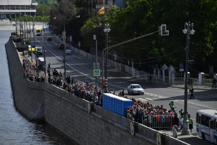 Москва. Верующие стоят в очереди на Пречистенской набережной к храму Христа Спасителя, где находится ковчег с мощами святителя Николая Чудотворца.