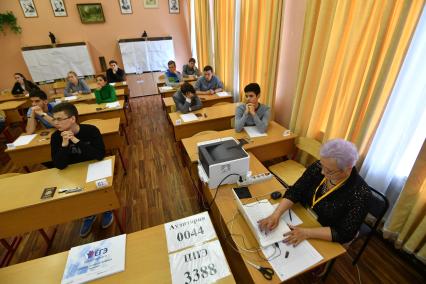 Москва. Ученики перед началом сдачи  ЕГЭ (единый государственный экзамен) по профильной математике  в  школе #7  на улице Крупской .