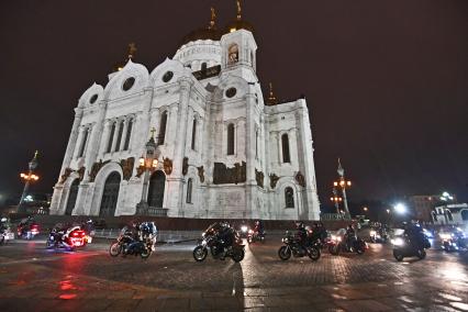 Москва.  Участники мотоклуба `Ночные волки` приехали поклониться мощам Николая Чудотворца ночью в Храм Христа Спасителя.