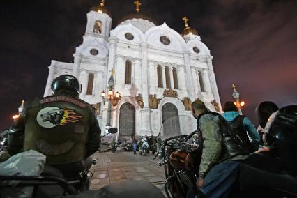 Москва.  Участники мотоклуба `Ночные волки` приехали поклониться мощам Николая Чудотворца ночью в Храм Христа Спасителя.