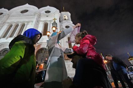 Москва.  Участники мотоклуба `Ночные волки` с семьями приехали поклониться мощам Николая Чудотворца ночью в Храм Христа Спасителя.