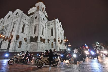 Москва.  Участники мотоклуба `Ночные волки` приехали поклониться мощам Николая Чудотворца ночью в Храм Христа Спасителя.