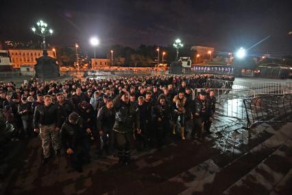 Москва.  Участники мотоклуба `Ночные волки` приехали поклониться мощам Николая Чудотворца ночью в Храм Христа Спасителя.