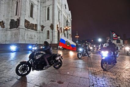 Москва.  Участники мотоклуба `Ночные волки` приехали поклониться мощам Николая Чудотворца ночью в Храм Христа Спасителя.