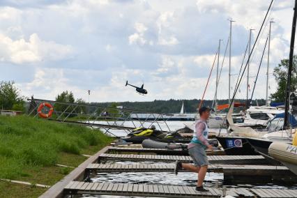 Тверская область, Конаково. Подготовка лодок  к участию в парусном фестивале `Народная регата`, который прошел в яхт-клубе Konakovo River Club на  Иваньковском водохранилище.