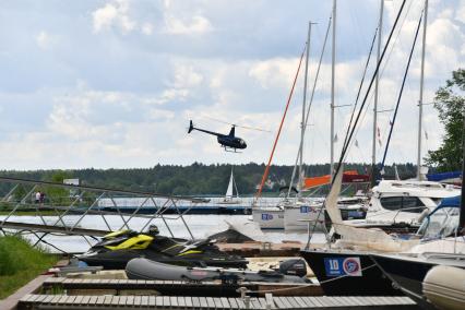 Тверская область, Конаково. Подготовка лодок  к участию в парусном фестивале `Народная регата`, который прошел в яхт-клубе Konakovo River Club на  Иваньковском водохранилище.