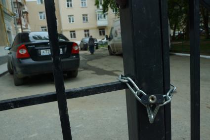 Екатеринбург. Калитка двора многоквартирного жилого дома закрытая на цепь с замком