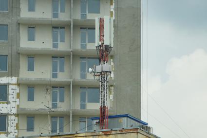 Екатеринбург. Вышки сотовой связи на крыше многоквартирного жилого дома