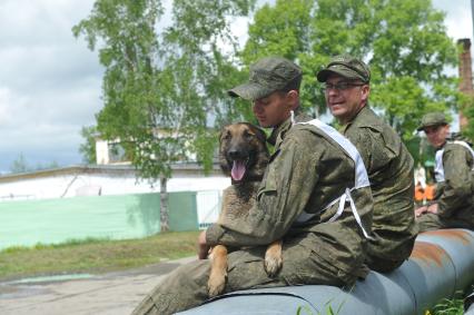 Хабаровск. Военнослужащие с собакой на полигоне во время соревнований кинологов `Верный друг` .